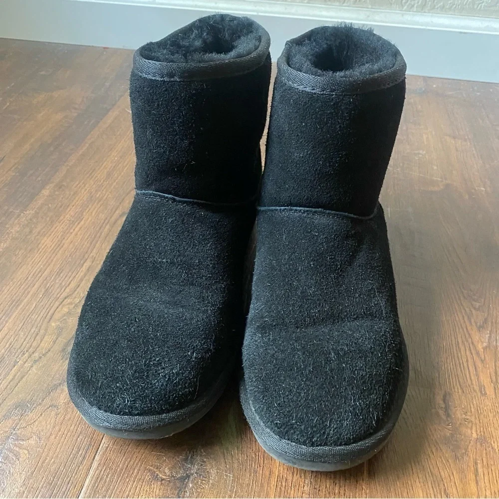 Minnetonka Women’s Black Suede Sheepskin Ankle Bootie SZ 8